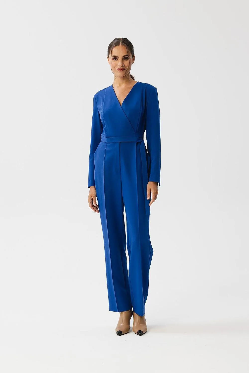 Chic Metal-Trimmed Jumpsuit with Elegant Envelope Neckline