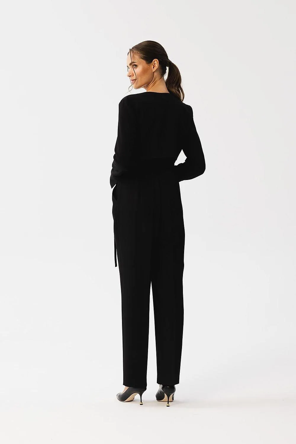 Chic Metal-Trimmed Jumpsuit with Elegant Envelope Neckline