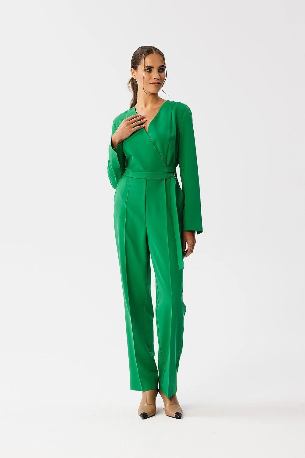 Chic Metal-Trimmed Jumpsuit with Elegant Envelope Neckline